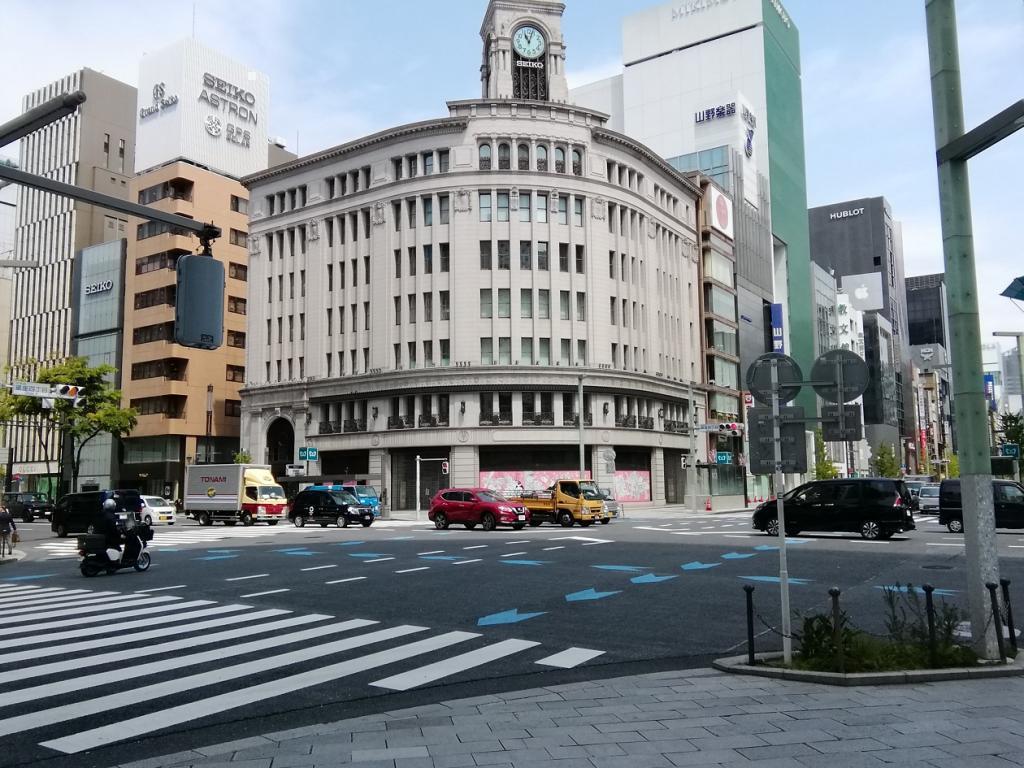セイコーハウス銀座 地下鉄銀座駅　地下コンコース
　歩いてみますといろいろなモニュメントがあります　⑤
　　「Procession Spin」
　　～　銀座駅　地下コンコース　～