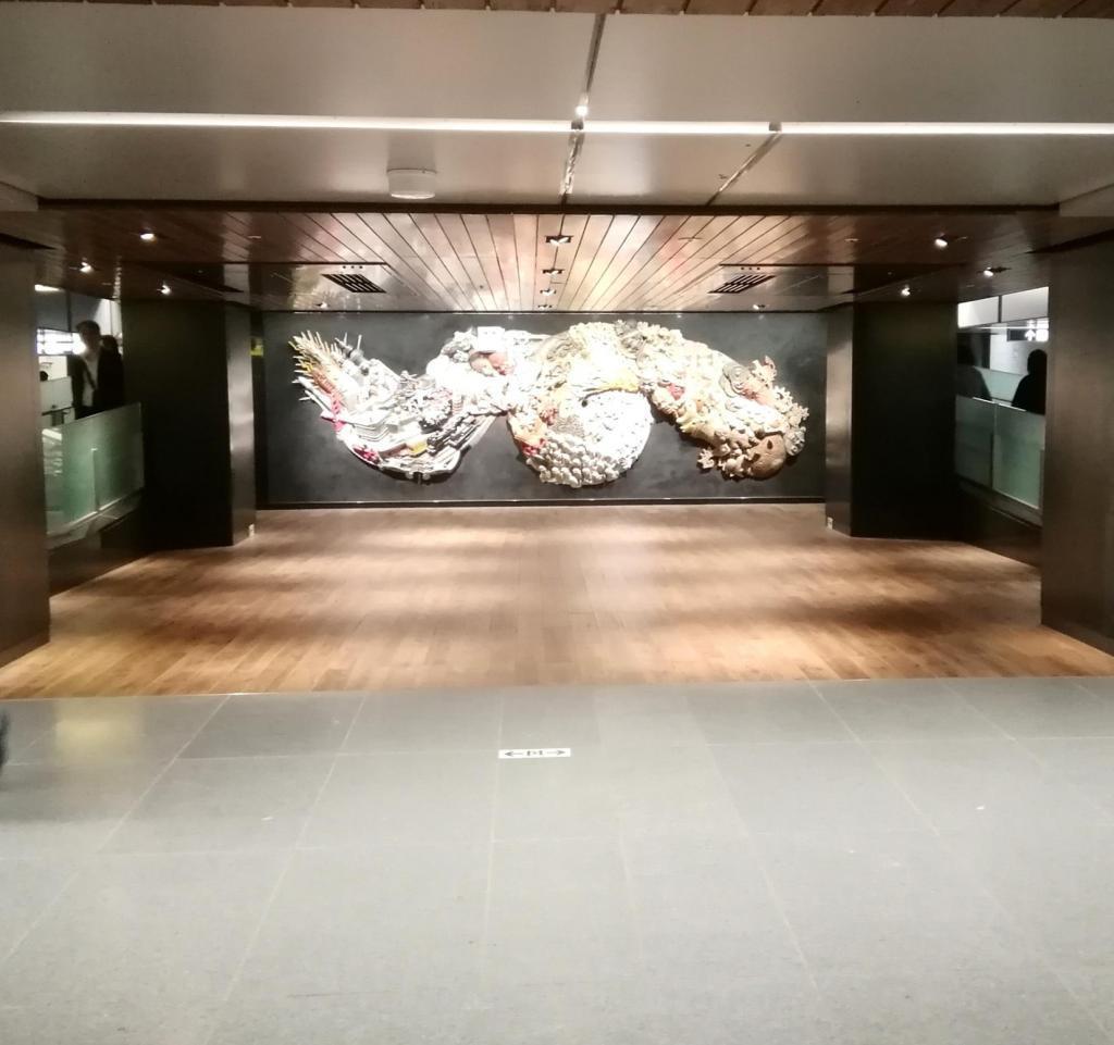 Procession Spin 地下鉄銀座駅　地下コンコース
　歩いてみますといろいろなモニュメントがあります　⑤
　　「Procession Spin」
　　～　銀座駅　地下コンコース　～