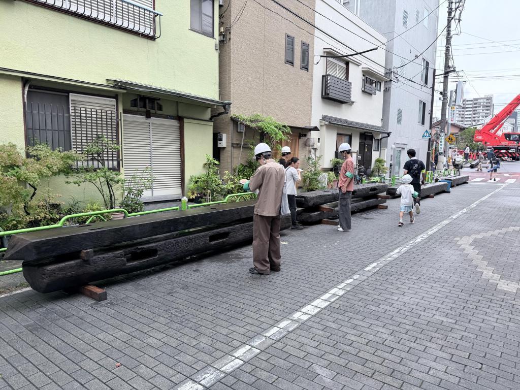 土台の抱木は分解されているので組み上げないと 中央区『本祭り』当たり年：次は住吉神社例大祭（8/6-10）
いよいよ大幟柱の掘り出し、大又木登場‼️