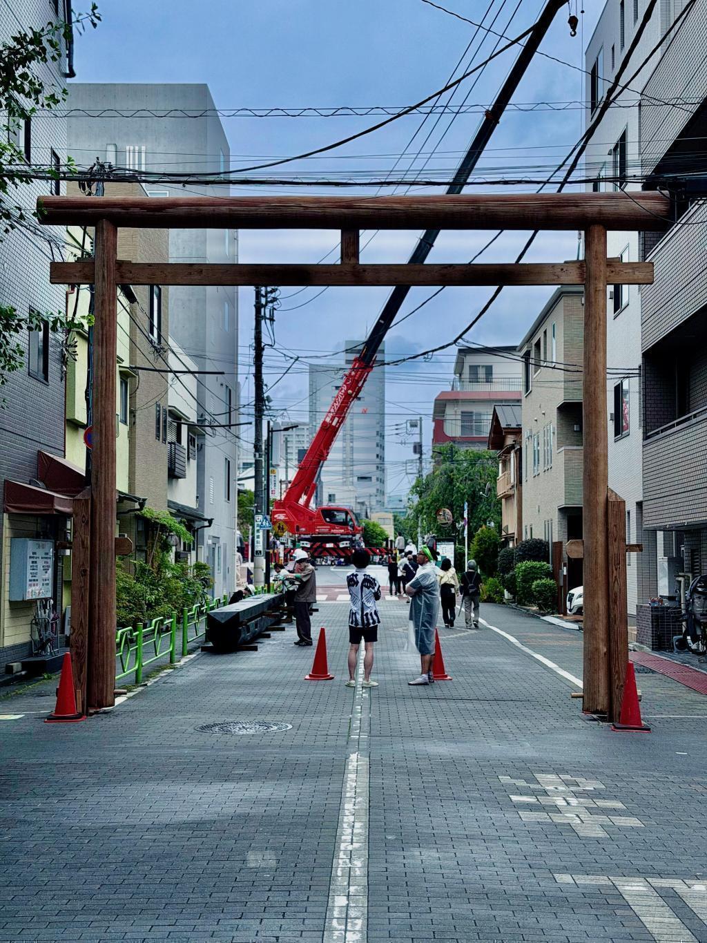 ここから先は境内 中央区『本祭り』当たり年：次は住吉神社例大祭（8/6-10）
いよいよ大幟柱の掘り出し、大又木登場‼️