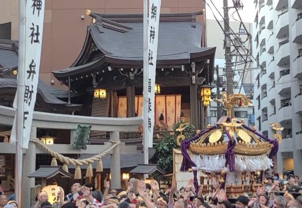 【見どころ①】　神楽殿での和楽器演奏 【小網神社例大祭】神輿の渡御行列を見て気付いた、小網町に残る江戸の町割り