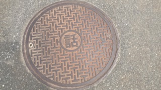 おとなりに「電話」の「話」のマンホール
 足元に眠る通信の歴史
築地で見つけたレアな古蓋