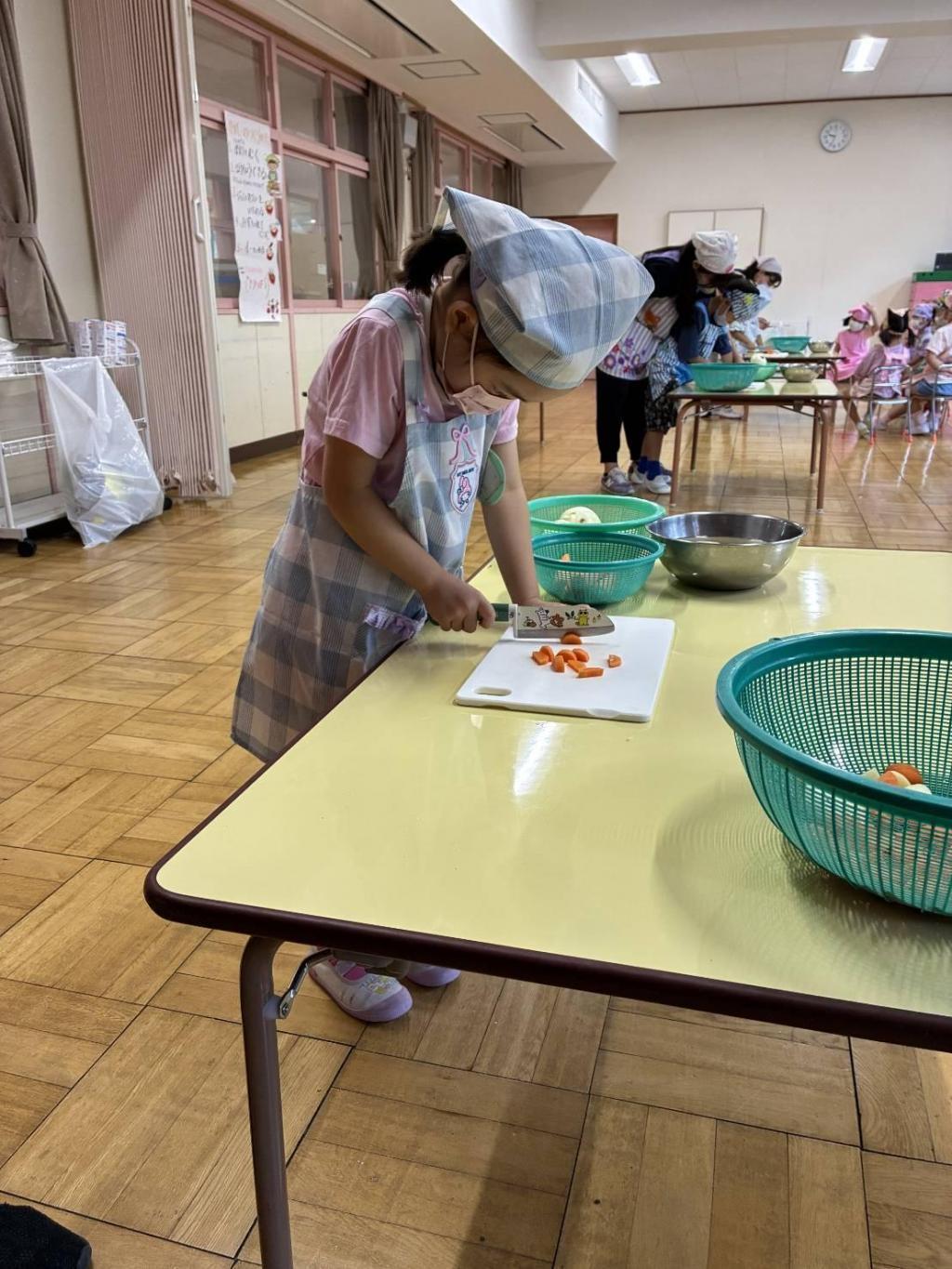 「猫の手」のように指を丸めて、包丁でニンジンを切れたよ！ 2026.7.17月島第一小学校１２０周年・月島第一幼稚園７３周年記念夏祭り開催
月島第一幼稚園７３周年までの１学期の取り組み！