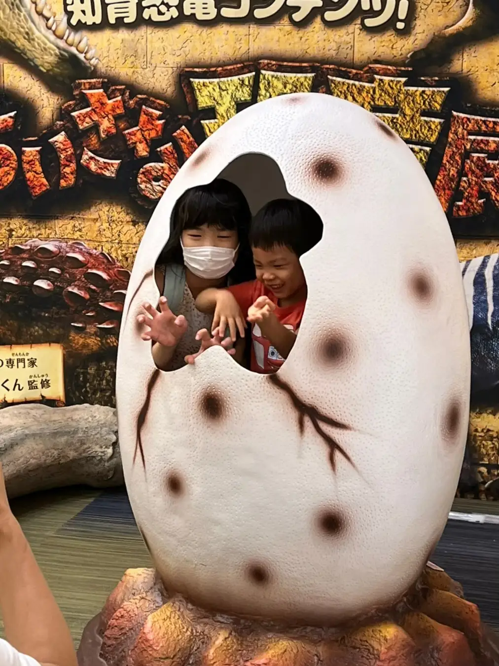 恐竜なりきりフォトスポット（3階 エスカレーター下） 今年の夏は、東京駅直結の＜涼しい＞“東京ミッドタウン八重洲”で自由研究！
「YAESU KIDS EXPO 2026 ダイナソーラボ」～東京ミッドタウン八重洲でティラノサウルスと学ぼう！～開催中　（～8/23）