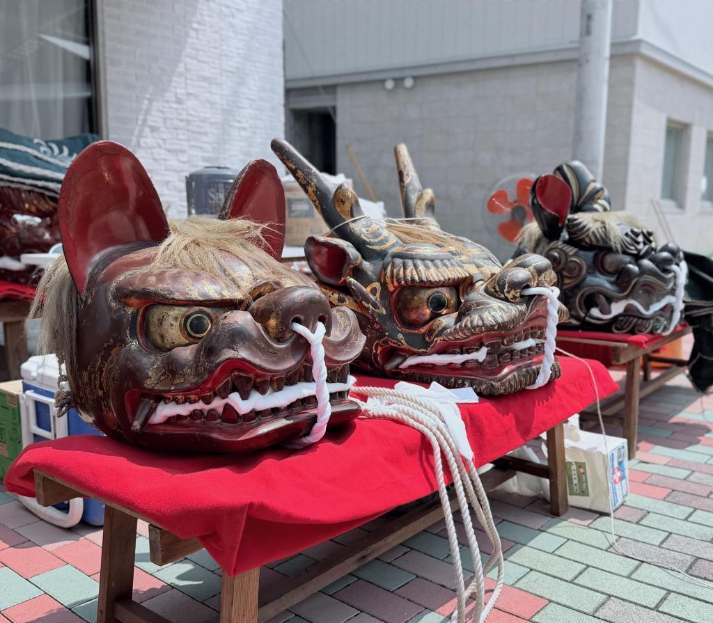 江戸期に作られた龍の頭・虎の頭・黒駒の獅子頭も登場 【最新版】住吉神社例大祭（8/6-10）
大幟柱が立ちあがり獅子頭が蔵出し・祭りはもうすぐです