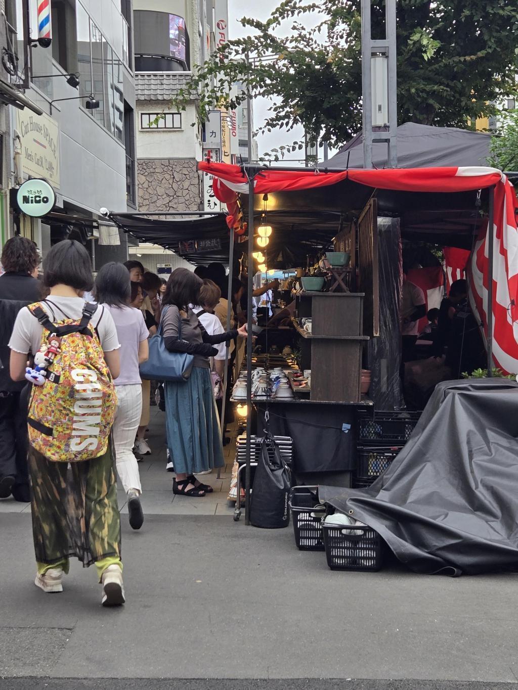  日本橋人形町せともの市開催中です。