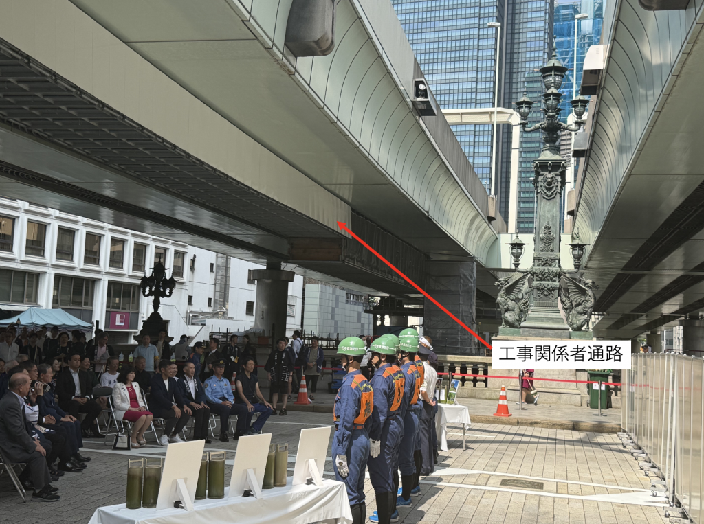 ③河川内工事への工事関係者通路 日本橋を跨ぐ首都高速道路の高架橋
名橋「日本橋」橋洗いに参加して気がついたこと
