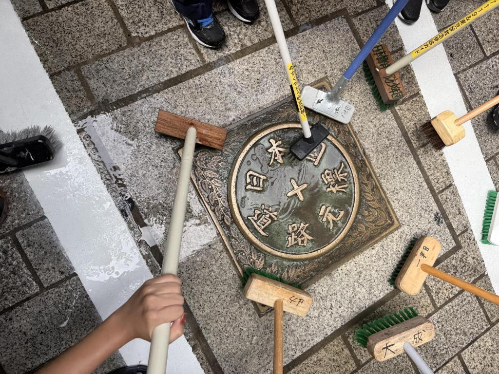 ①道路元標地点モニュメント 日本橋を跨ぐ首都高速道路の高架橋
名橋「日本橋」橋洗いに参加して気がついたこと