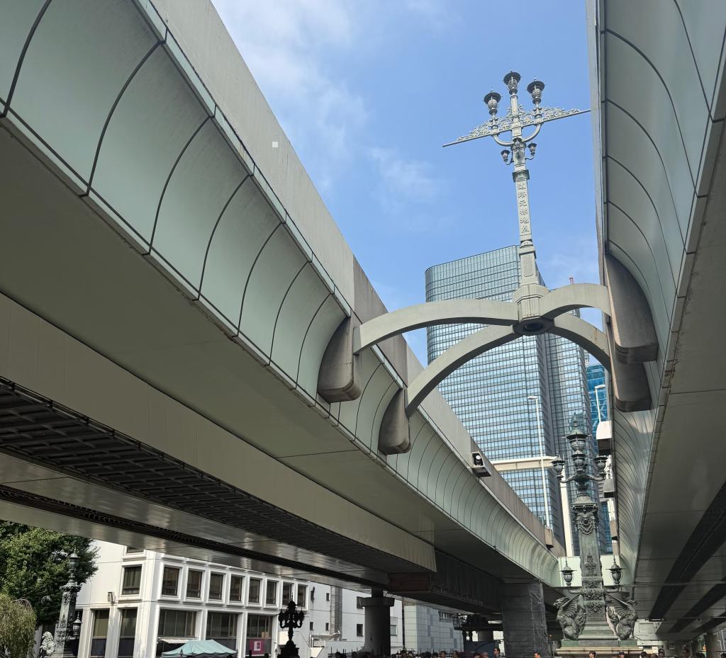  日本橋を跨ぐ首都高速道路の高架橋
名橋「日本橋」橋洗いに参加して気がついたこと