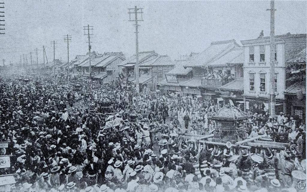 町神輿が普及したのは深川八幡祭りがきっかけ 【最新版】富岡八幡宮例大祭（8/12-16）
54基の神輿連合渡御ハイライトは新川から‼️