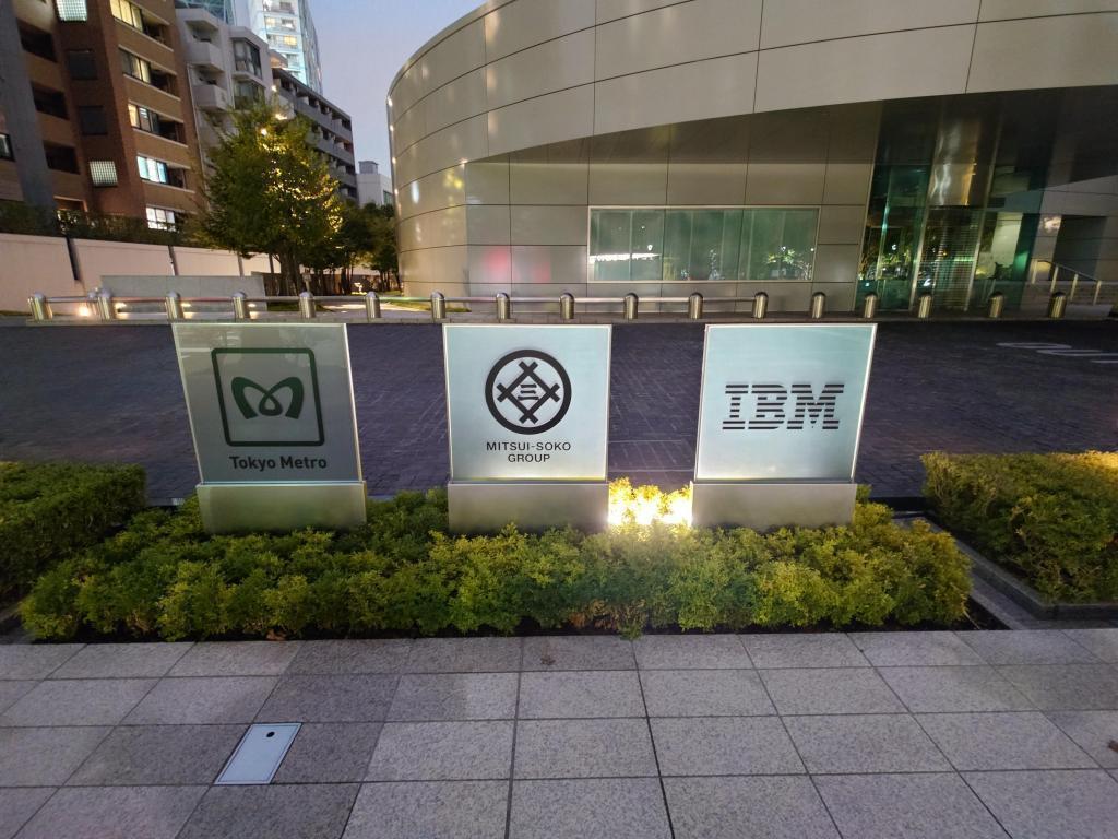ビル正面入口付近にはロゴマークも掲出されました。 東京メトロの本社が中央区に移転してきました！！