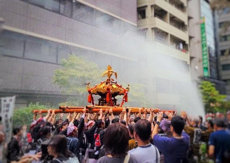 させー！　さーせ！さーせ！　水しぶきの中をゆく神輿 全員主役の祭り　伝統をつなぐ54基の神輿渡御