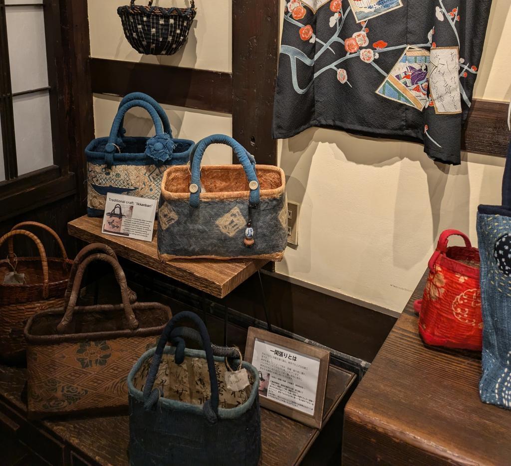 女性用の羽織、小物も豊富です　インスタID ittenmono028 itten Mono shopで  頭巾誂えのKobiki Gallery （中央区銀座２ー１３－１４）で
