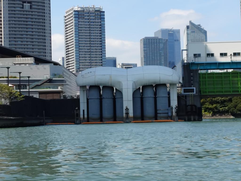 〈汐留川水門の近くに「クジラの尾」⁈〉 　　　ドボクルーズで巡る「江戸東京・川のなぜなぜ舟めぐり」芝浦コース　－東京港を知る－