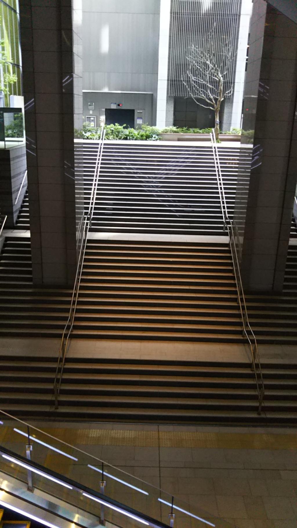 開放的な大階段の空間 「京橋エドグラン」歴史的建築とデザイン豊かな　屋外家具、開放的な大階段