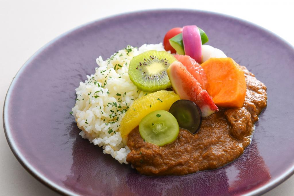 秋の果実を乗せたＴＨＥ　ＨＯＵＳＥカレー（果実のスープ付）
１,７６０円（税込） 銀座本店移転オープン、そしてカフェレストラン「Ｋ．ＭＩＮＡＭＯＴＯ」開店
～　宗家　源　吉兆庵　銀座本店　～