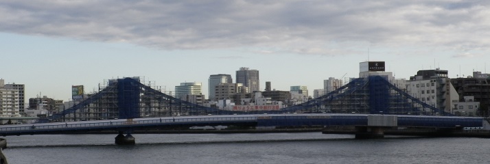 清洲橋はまだ工事 秋の新川公園